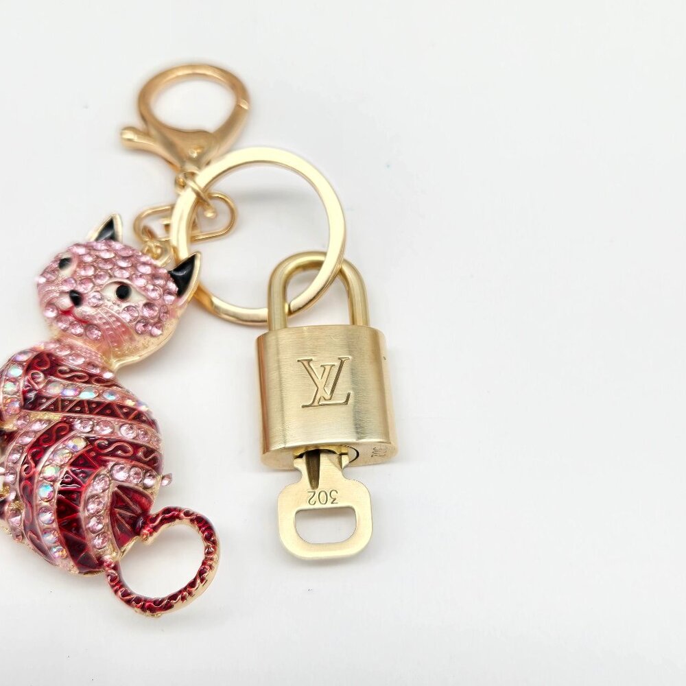 Authentic LV Louis Vuitton Gold Lock & Key 🔑Unbranded Cat Keychain Charm - Picture 5 of 10